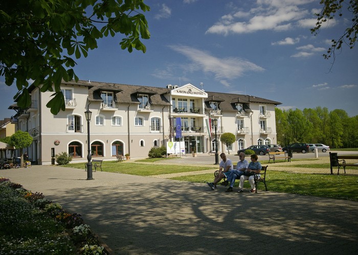 Xavin Hotel Harkány tavasszal, pihenés a közeli park padjain