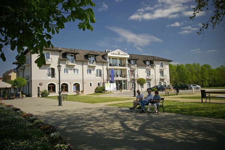 Xavin Hotel Harkány tavasszal, pihenés a közeli park padjain