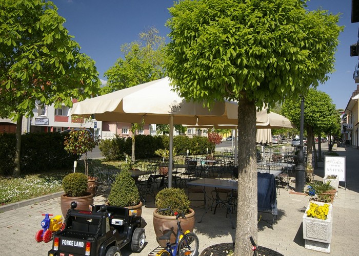 xavin Hotel Harkány mediterrán kerthelyiség, gyerekjátékok, bicikli, kisautó, kikapcsolódás a gyerekeknek is