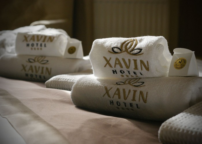 Az ágyon elhelyezett törölközők