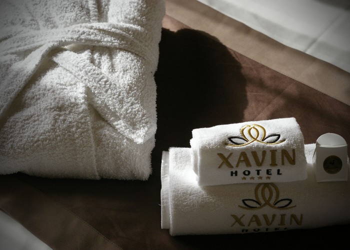 Az ágyon elhelyezett törölközők és fürdőköpeny, Xavin Hotel Harkány