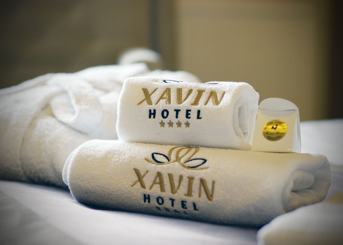 Az ágyon elhelyezett törölközők, Xavin Hotel Harkány