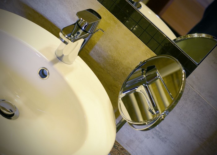 A fürdőszobák makulkátlan tisztaságú és minőségű csaptelepei, valamint egy tükör