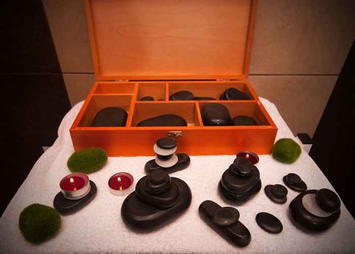 Lávakövek, Xavin Hotel Harkány