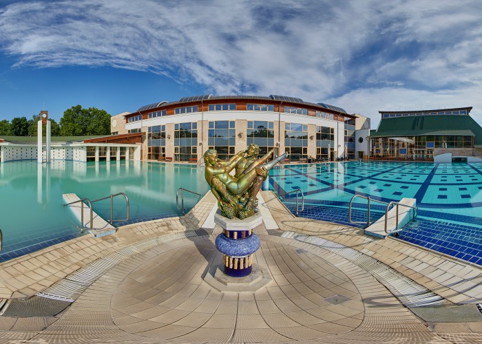 Harkányi Gyógy- és Strandfürdő fotója, Harka szoborral az előtérben