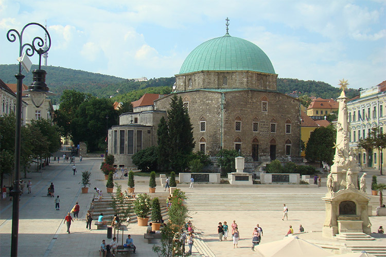 Széchenyi téren fekvő Gázi Kászim Pasa Dzsámija