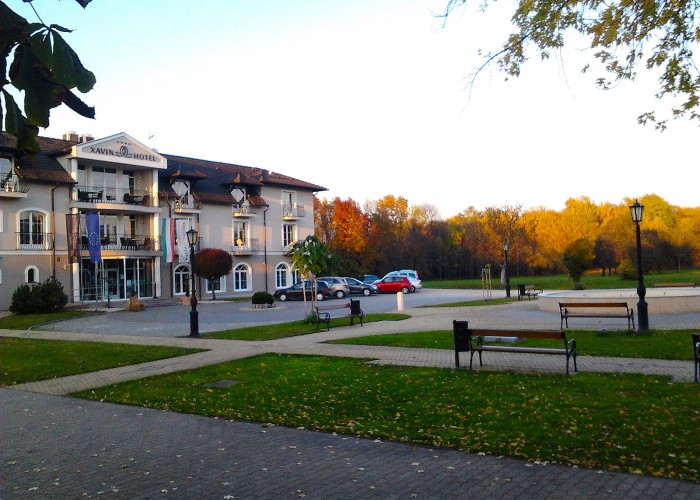 Xavin Hotel látképe ősszel