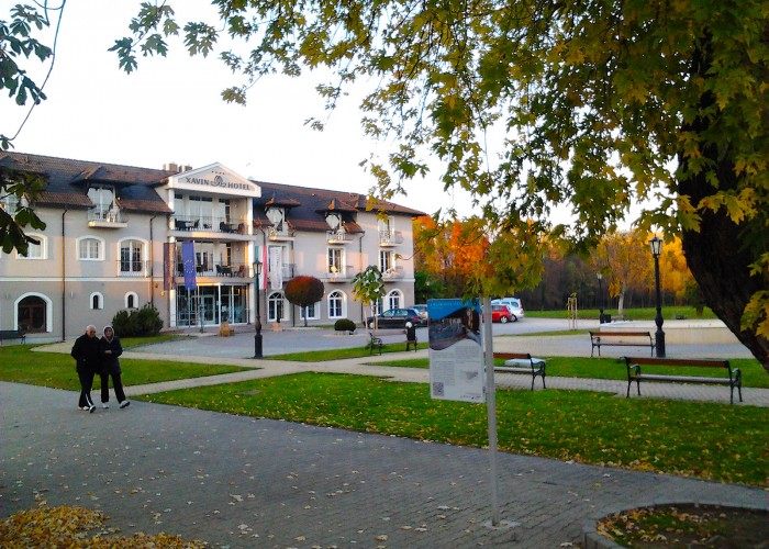 Xavin Hotel látképe ősszel