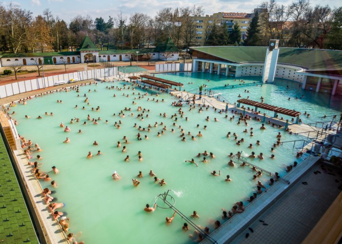 Harkányi Gyógy- és Strandfürdő, a gyógyvízben tavasszal fürdőző emberek