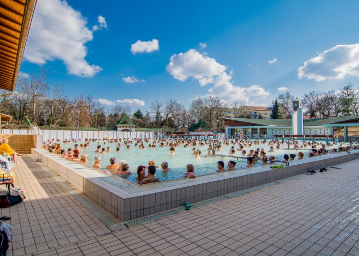 Harkányi Gyógy- és Strandfürdő, a gyógyvízben tavasszal fürdőző emberek