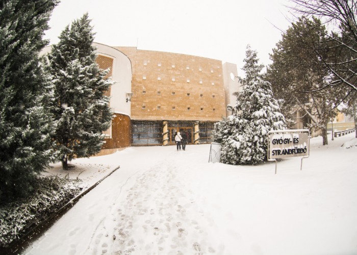 A Harkányi Gyógy- és Strandfürdő bejárata téli hóesés idején