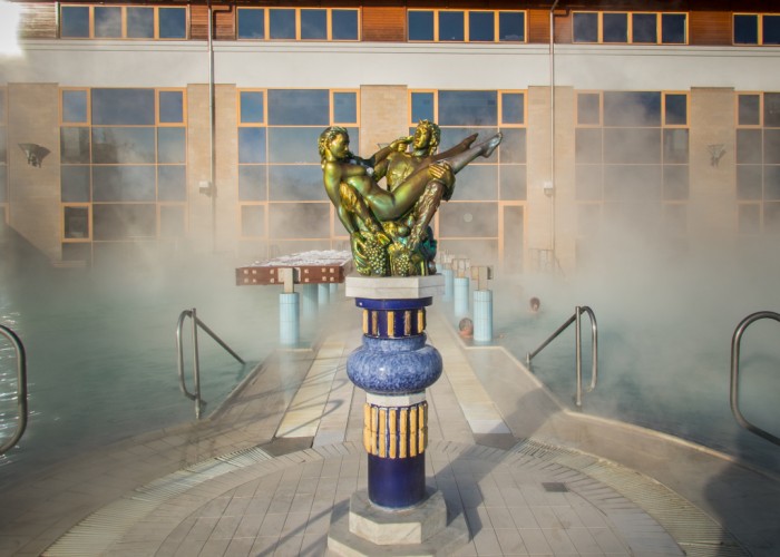 Harkányi Gyógy- és Strandfürdő, Harka szobor a téli vízpárában