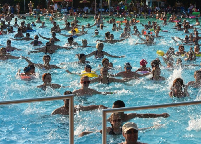 Harkányi Gyógy- és Strandfürdő, csoportos torna a Lepke medencében