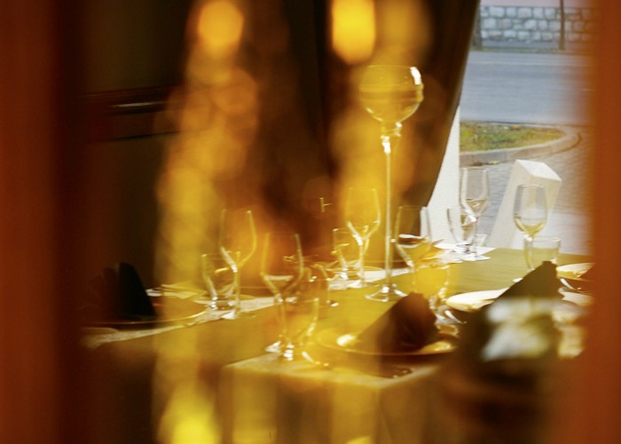 Szilveszter - megterített asztal tükröződése