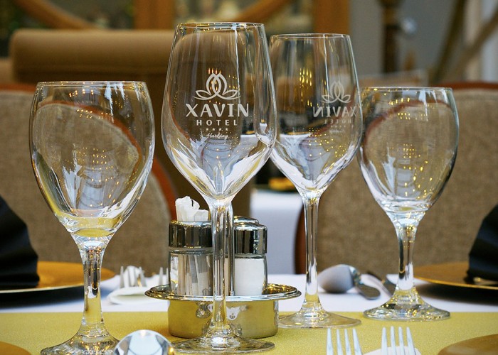 Szilveszter - megterített asztal részlet a télikertben