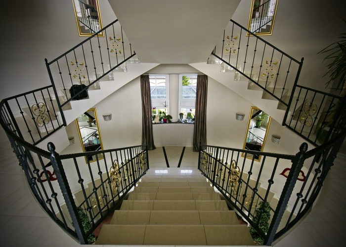 A Xavin Hotel lépcsőfeljárója az első emeletre