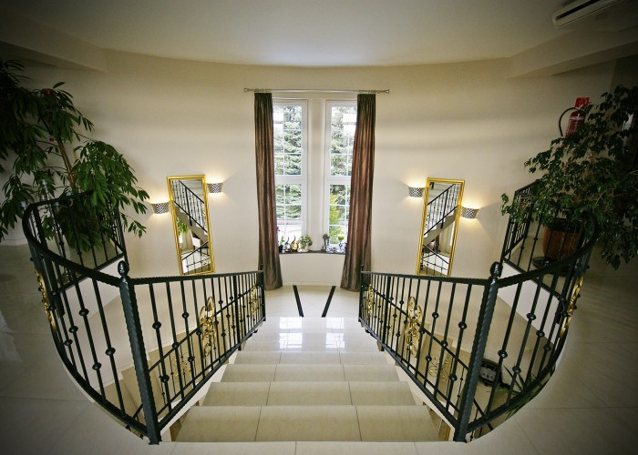 A Xavin Hotel lépcsőfeljárója a második emeletre