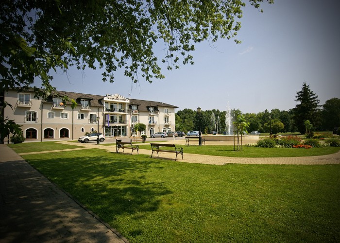 A harkányi Xavin Hotel főbejárata nyáron