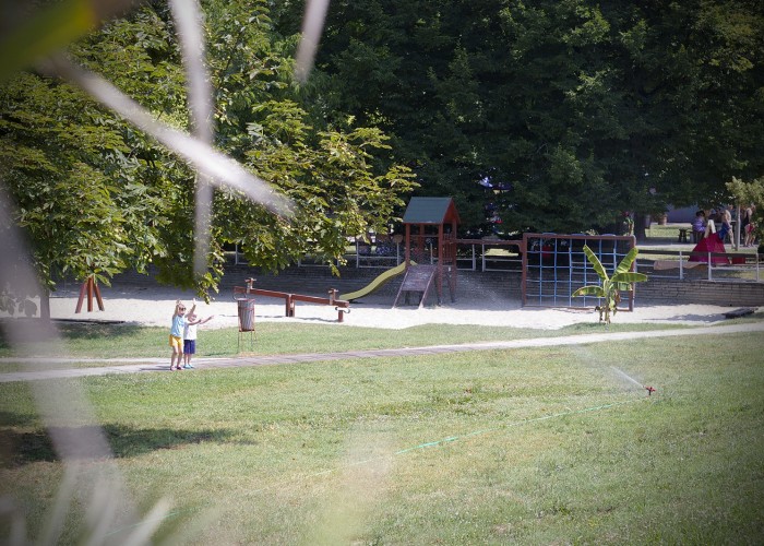 Harkányi Gyógy- és Strandfürdő, öntözővel játszó gyermekek, játszótér
