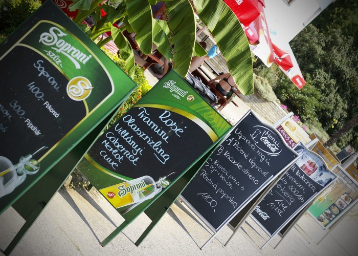 Harkányi Gyógy- és Strandfürdő, vendégcsalogató táblák