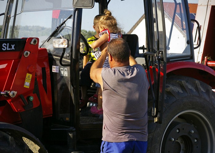 Ős-Dráva Látogatóközpont, gyerekek a traktorban