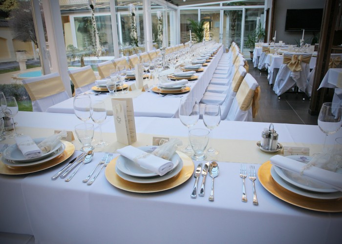 A Xavin Hotel Lavanda kertje esküvői dekorációval, asztalok