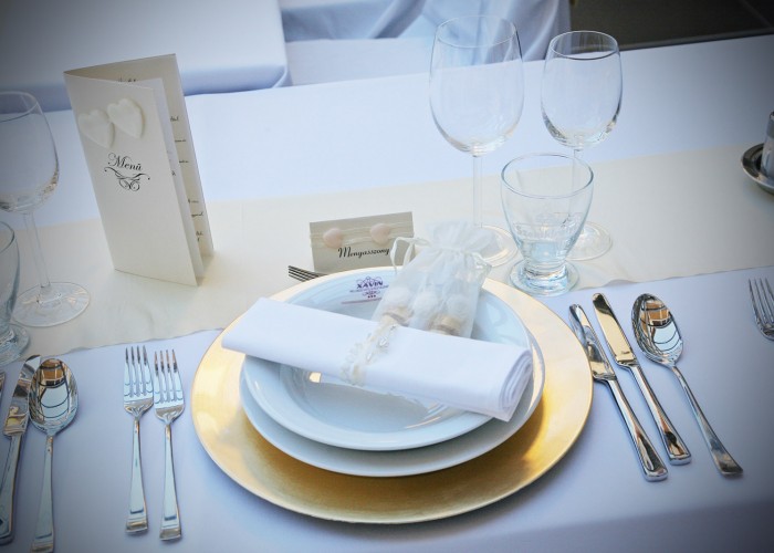 A Xavin Hotel Lavanda kertje esküvői hangulatban, megterített asztal menü- és ültető kártyával