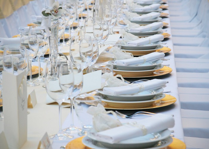 A Xavin Hotel Lavanda kertje esküvői dekorációval, asztalok