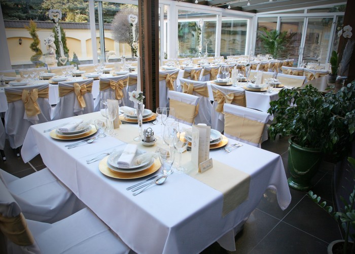 A Xavin Hotel Lavanda kertje esküvői dekorációval, asztalok, háttérben a kert