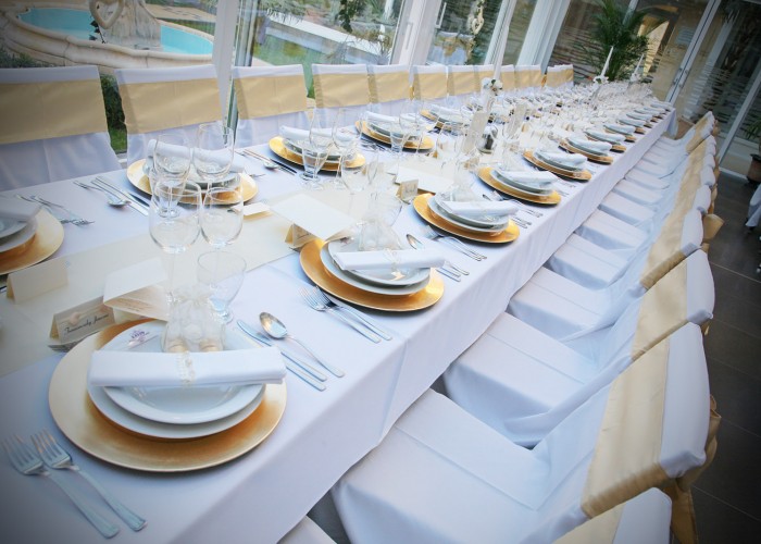 A Xavin Hotel Lavanda kertje esküvői dekorációval, asztalok