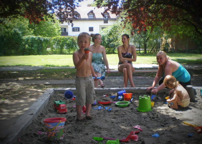 Harkányi Gyógy- és Strandfürdő, árnyékos baba-mama park homokozója