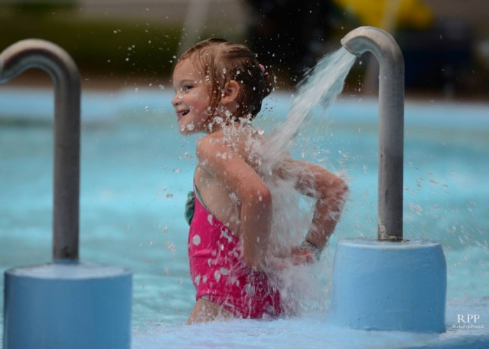 Harkányi Gyógy- és Strandfürdő, gyermekmedence, fürdőző gyermek