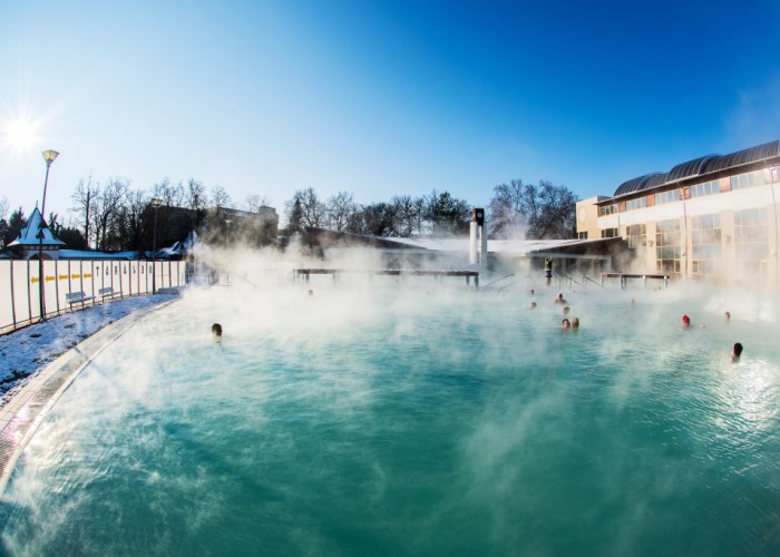 Harkányi Gyógy- és Strandfürdő, téli hidegben fürdőző emberek