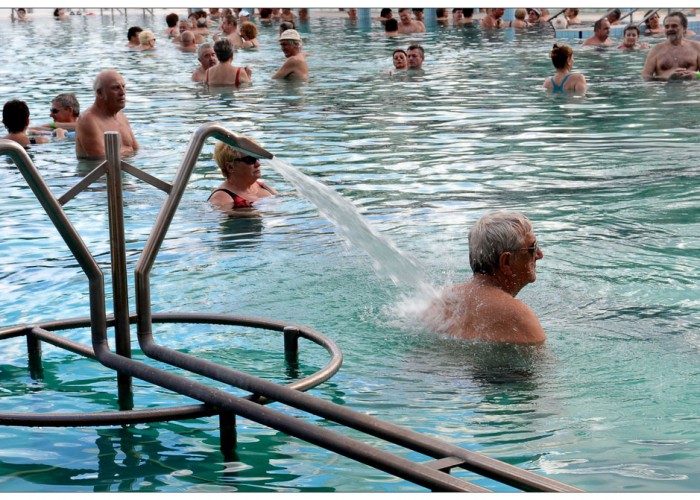 Harkányi Gyógy- és Strandfürdő, fürdőző emberek