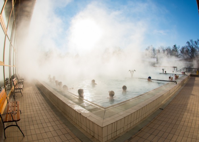 Harkányi Gyógy- és Strandfürdő, a téli hidegben fürdőző emberek, gőzölgő gyógyvíz
