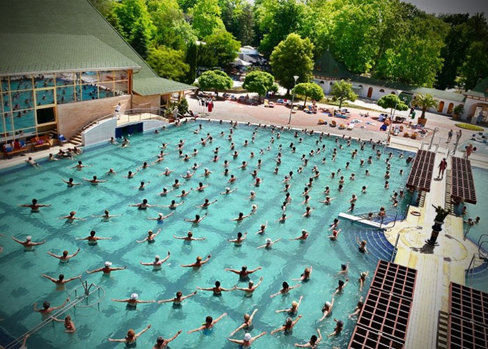Harkányi Gyógy- és Strandfürdő, a gyógyvízben tornázó emberek
