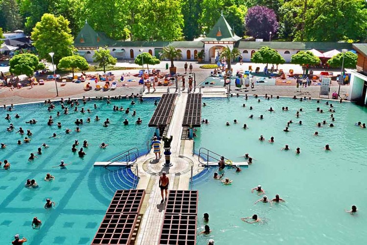 Éjszakai fürdés Harkányban