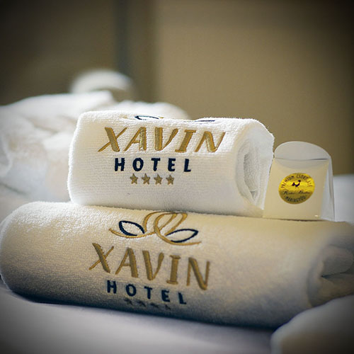 Valentin-napi csomagajánlat Harkányban, a Xavinban, képen a hímzett Xavin törölközőkkel