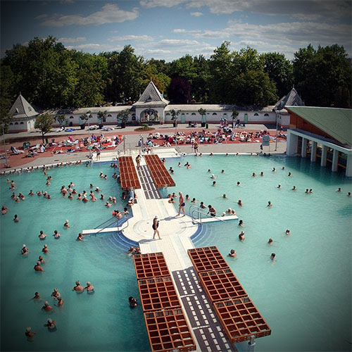 Tavaszi ébredés csomagajánlat Harkányban, a Xavin Hotel Wellnessben, képen a gyógyfürdő drónfotójával