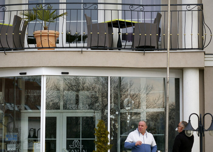 Xavin Hotel Harkány, főbejárat a reggeli órákban, dohányzóasztal, kávé