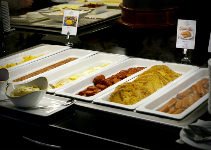 Xavin Hotel Harkány, meleg reggeli választék: paradicsomos bab, rántotta, bundás kenyér, tükörtojás