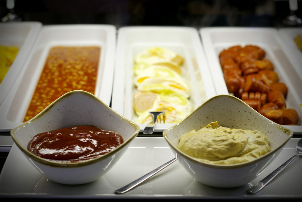 Xavin Hotel Harkány, meleg reggeli, mustár és ketchup az előtérben