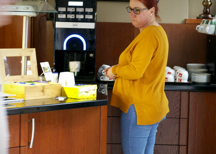 Xavin Hotel Harkány, reggeli, hölgy kiszolgálja magát a büféasztalnál