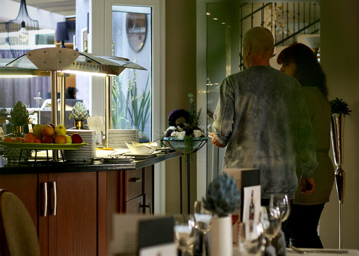 Xavin Hotel Harkány, reggeli büféasztal kínálat. Zöldségek, gyümölcsök, többféle magvas kenyér, kifli, zsemle, vaj, margarin, lekvárok, méz, joghurtok, müzlik, friss pirítós