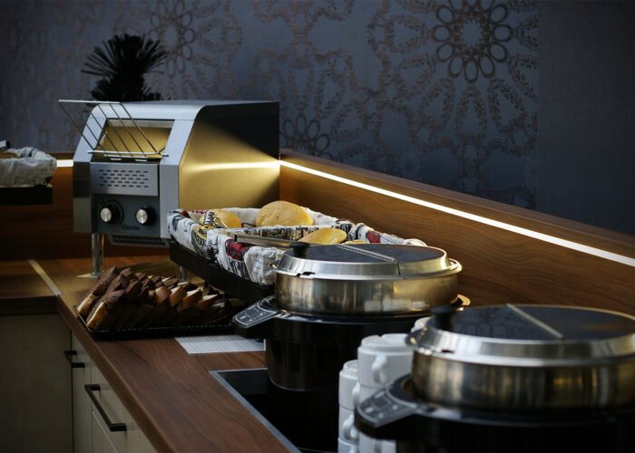 Xavin Hotel Harkány, büfésarok a télikertben, pirítós készítési lehetőséggel, müzlikkel, zsemlékkel, kiflikkel, mindig frissen