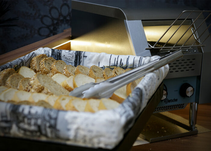 Xavin Hotel Harkány, büfésarok a télikertben, magvas kenyerekkel