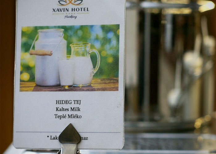 Ételkártya a Xavin Hotel Wellness reggelizőasztalán Harkányban