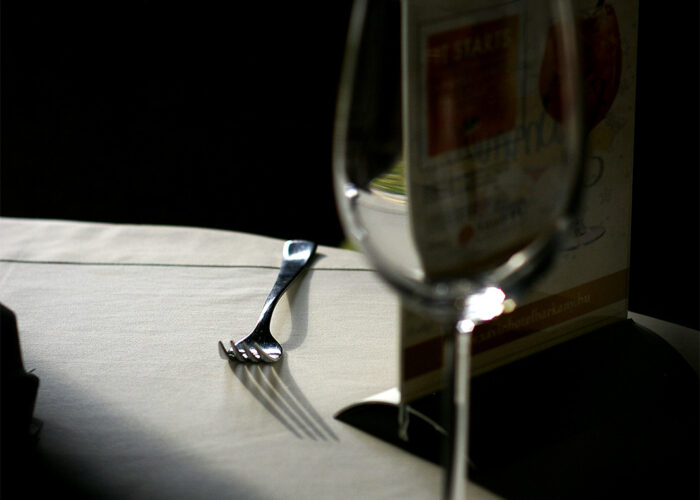 Xavin Hotel Wellness Harkány, reggeli hangulat az étteremben, szépre törölt pohárral