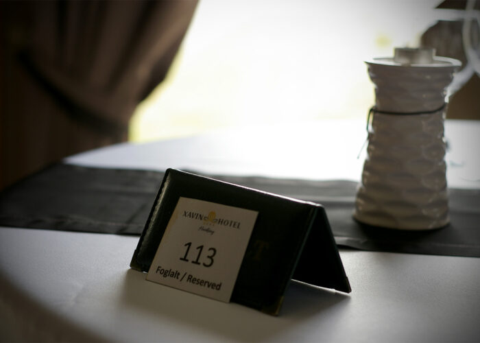 Xavin Hotel Wellness Harkány, reggeli hangulat az étteremben, foglalást jelző tábla