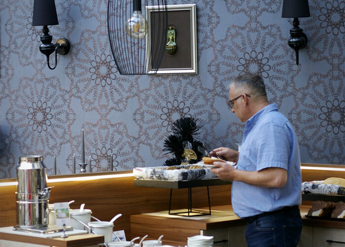 Xavin Hotel Wellness Harkány,vendég kiszolgálja magát a reggelinél a télikertben